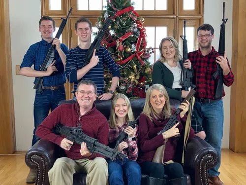 Un élu américain pose avec sa famille, un sapin de Noël et des...